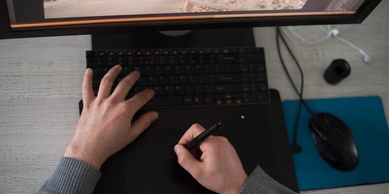 graphic designer at work top view Audit SEO e-commerce